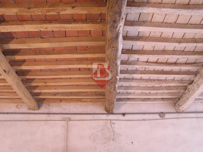 2 Isolamenti Bertoni Sabbiatura travi in legno prima e dopo