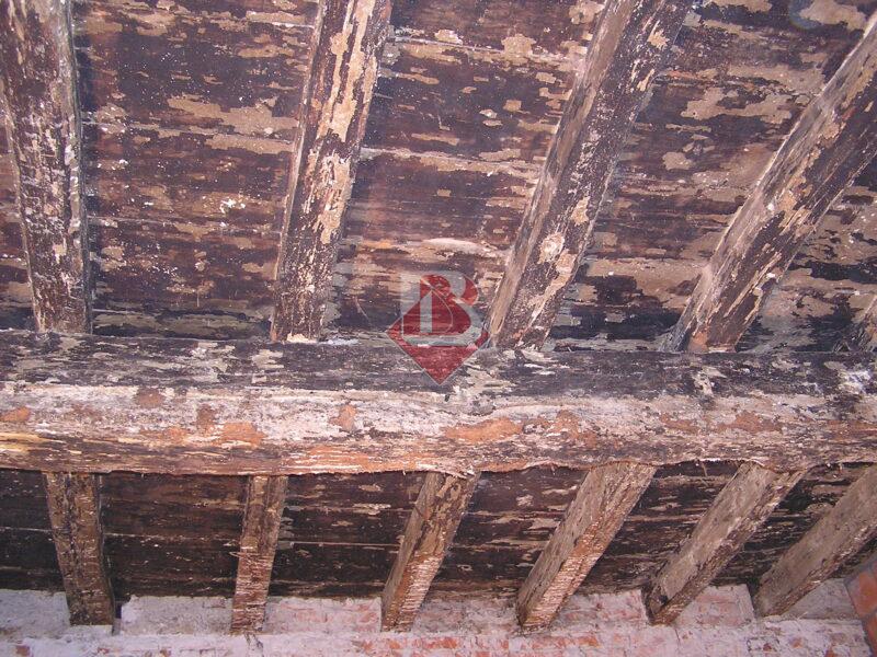 38 Isolamenti Bertoni Sabbiatura travi in legno prima