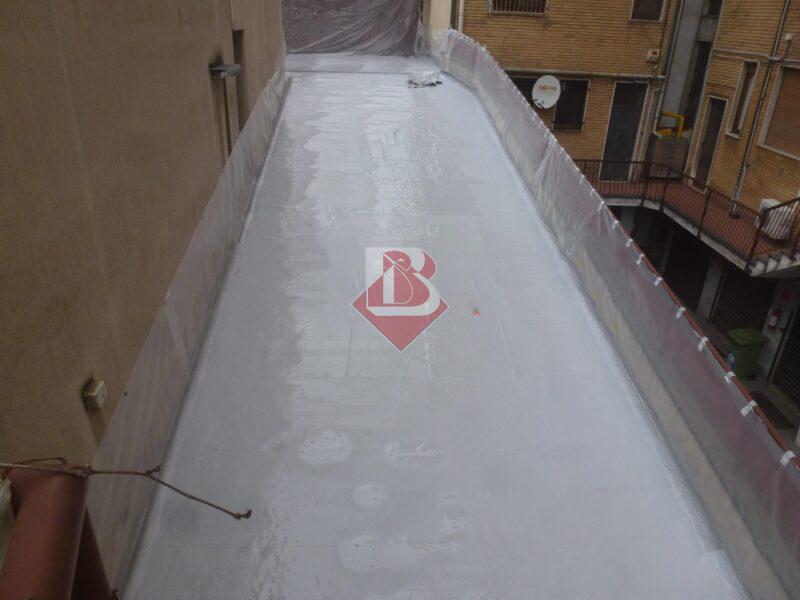 impermeabilizzazione avanzata poliurea brescia isolamentibertoni Esempio di terrazzo a Brescia dopo l'impermeabilizzazione con poliurea, evidenziando una copertura uniforme e senza soluzione di continuità che assicura protezione e durabilità contro gli agenti atmosferici.