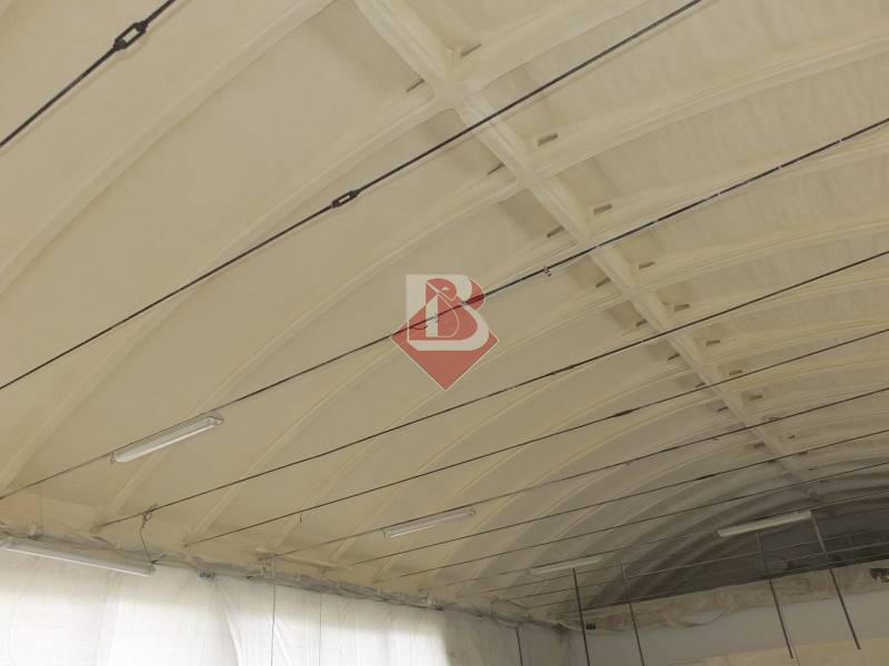 Isolamento in Poliuretano per Soffitti Industriali a Reggio Emilia Isolamento termico con schiuma di poliuretano a spruzzo su soffitto di capannone a Reggio Emilia.