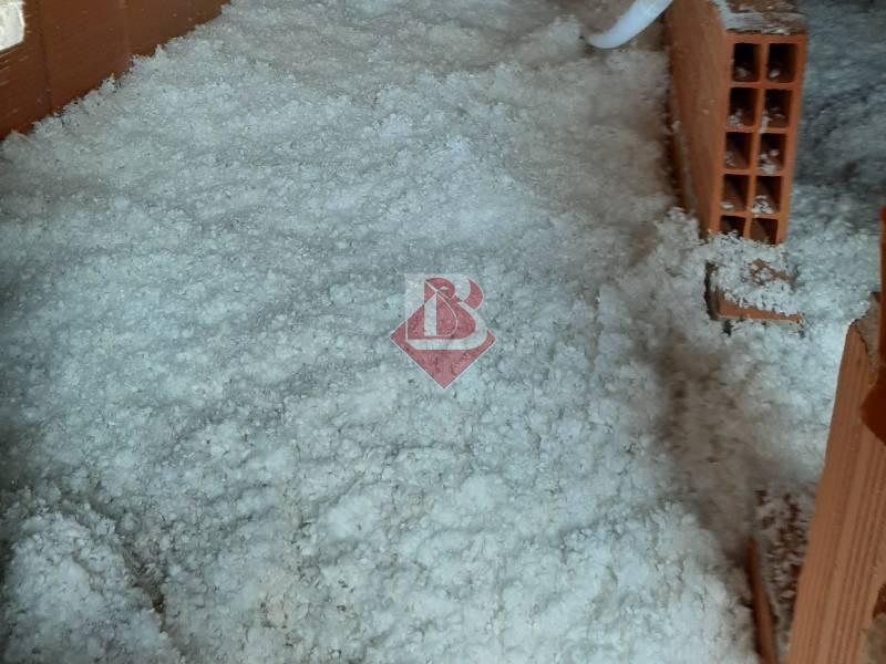 Insufflaggio con lana di vetro in un'intercapedine muraria