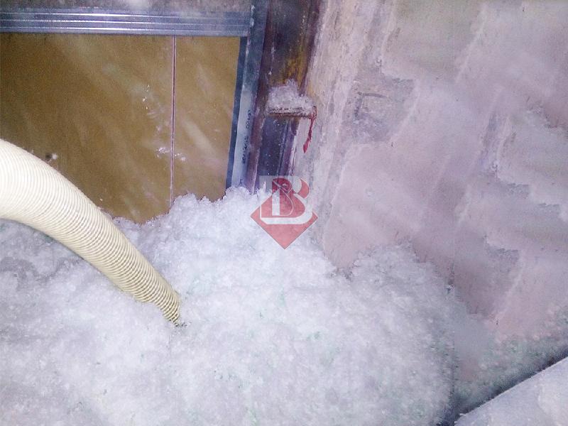 Insufflaggio di Fibra di Cellulosa a Parma per Isolamento Termico Efficiente Immagine che mostra il processo di insufflaggio con fibra di cellulosa all'interno di una parete a Parma. La fibra di cellulosa viene insufflata nelle intercapedini per migliorare l'isolamento termico e acustico degli edifici, garantendo efficienza energetica e sostenibilità.