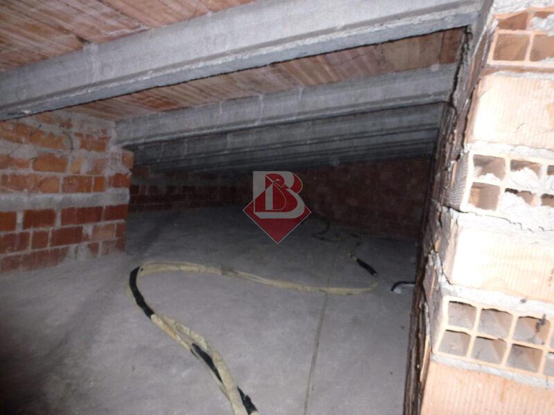 Interno di un sottotetto a Parma pronto per l’applicazione di isolamento in poliuretano, con vista sulle pareti in mattoni e travi di cemento. Il poliuretano spruzzato garantisce un isolamento termico e acustico ottimale, riducendo la dispersione di calore e migliorando l'efficienza energetica.