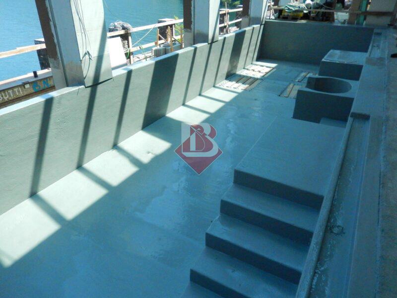 Impermeabilizzazione con Poliurea per Piscine a Parma: Protezione e Durata Impermeabilizzazione di una piscina con poliurea a Parma. L’immagine mostra l’applicazione di una membrana protettiva sulle superfici interne, garantendo una tenuta stagna e resistenza nel tempo.