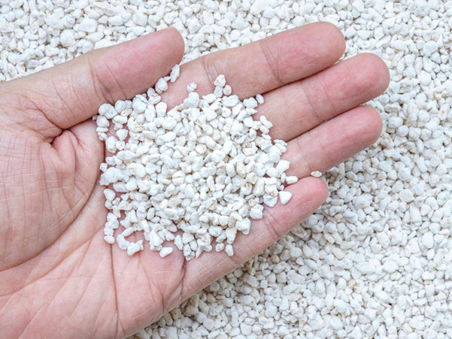Granuli di perlite espansa utilizzati per l’insufflaggio nelle intercapedini murarie a Cremona, ideali per un isolamento termico naturale e non invasivo.