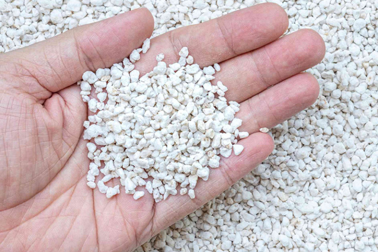 Granuli di perlite espansa utilizzati per l’insufflaggio nelle intercapedini murarie a Cremona, ideali per un isolamento termico naturale e non invasivo.