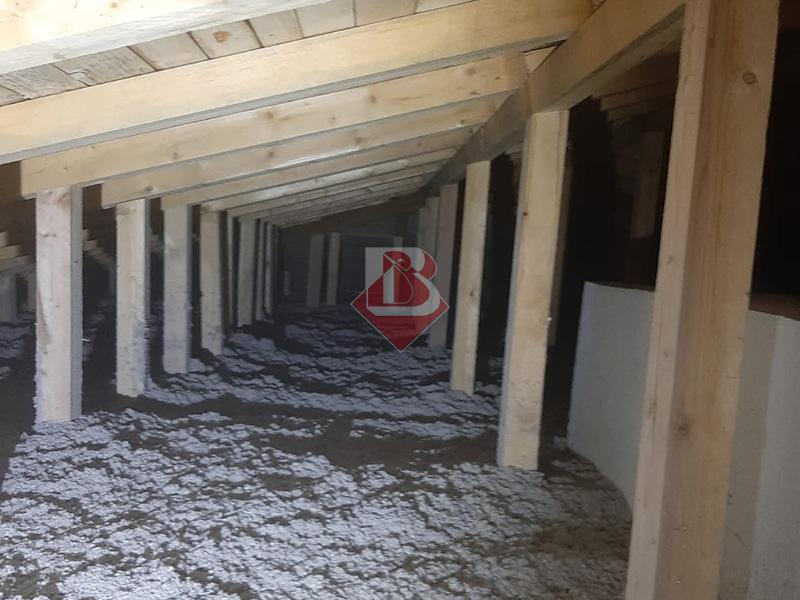 Sottotetto isolato con insufflaggio in fibra di cellulosa a Parma per proteggere la casa dal caldo estivo, migliorare l’efficienza energetica, ridurre i consumi di climatizzazione e aumentare il comfort abitativo.