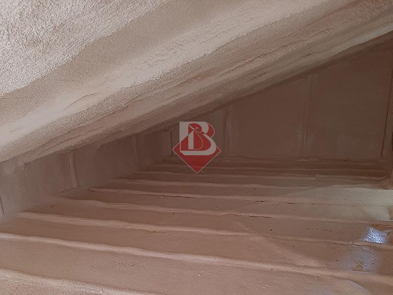 Isolamento tetti e solai in poliuretano a Modena contro il caldo estivo Isolamento tetto e solaio con schiuma poliuretanica a Modena per proteggere la casa dal caldo estivo, migliorare l’efficienza energetica e ridurre i consumi elettrici dei condizionatori.