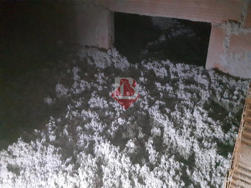 Fibra di cellulosa insufflata in sottotetto a Reggio Emilia per isolare termicamente l’abitazione durante l’estate e ridurre il surriscaldamento degli ambienti interni.