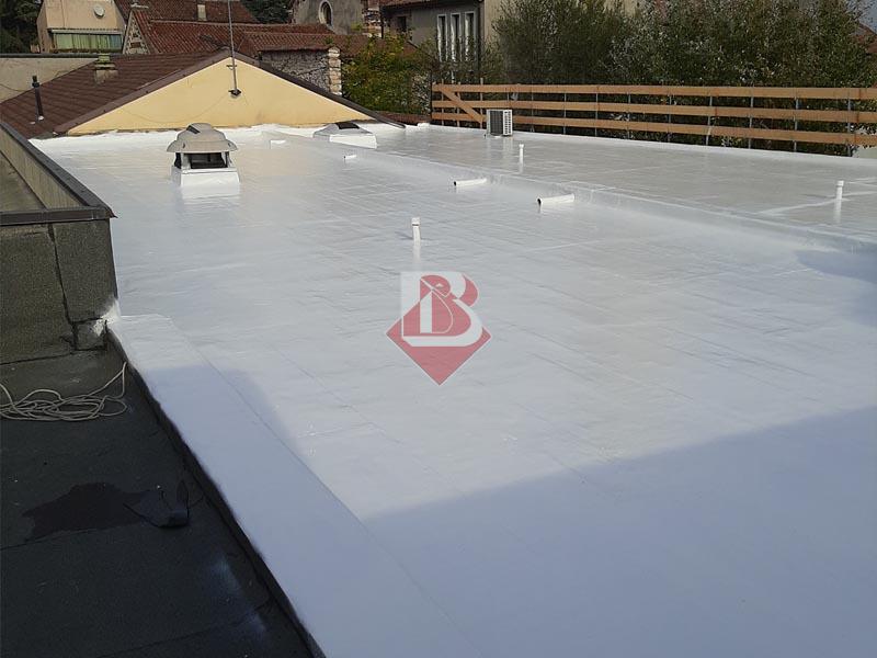 Impermeabilizzazione tetto in poliurea a Brescia Tetto piano impermeabilizzato con poliurea a Brescia per proteggere la superficie dalle infiltrazioni stagionali e garantire una copertura resistente e duratura.