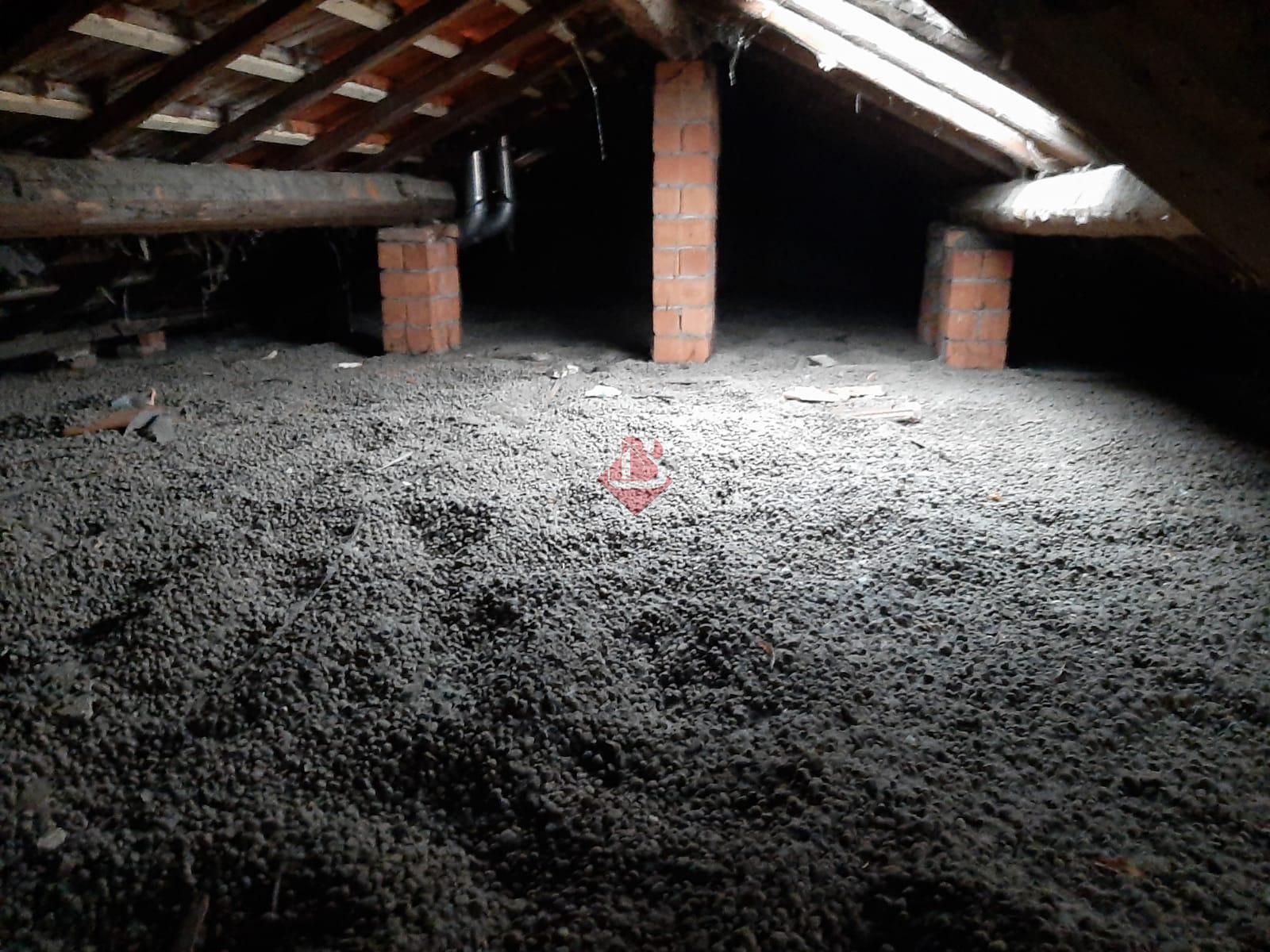Isolamento con insufflaggio di cellulosa su leca in sottotetto Sottotetto con strato di leca pronto per intervento di isolamento con insufflaggio di cellulosa, una soluzione efficace per migliorare l’efficienza termica e ridurre l’umidità.