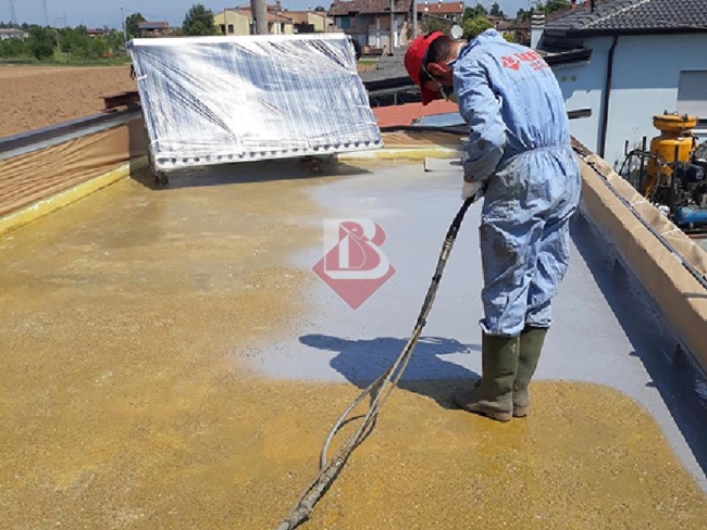 Applicazione professionale di poliurea su una copertura a Verona per realizzare una impermeabilizzazione resistente contro neve, gelo e infiltrazioni stagionali.