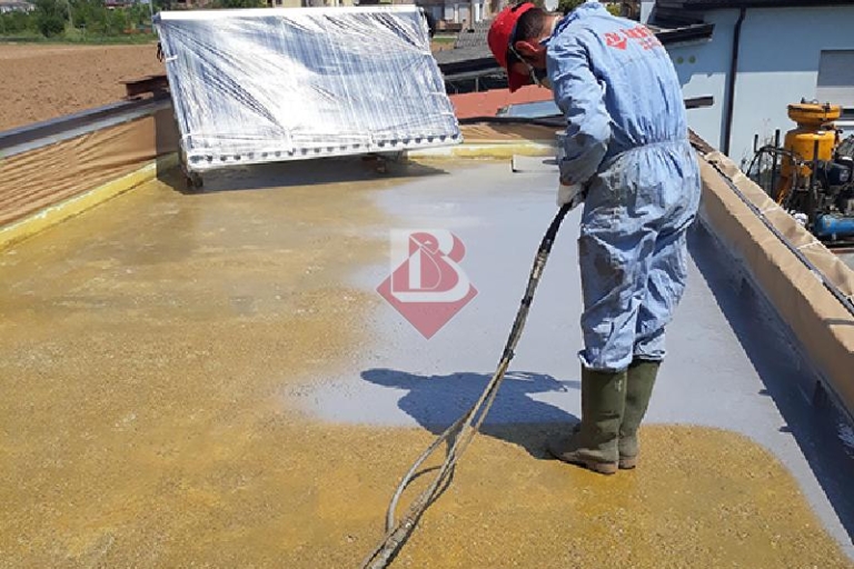 Applicazione professionale di poliurea su una copertura a Verona per realizzare una impermeabilizzazione resistente contro neve, gelo e infiltrazioni stagionali.