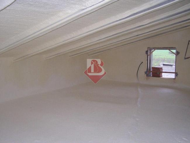 Isolamento in poliuretano a spruzzo nel sottotetto a Reggio Emilia per ridurre le dispersioni di calore e migliorare il comfort termico durante l’inverno.