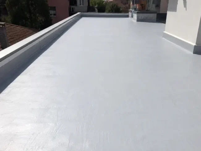 Intervento professionale di impermeabilizzazione terrazzo a Reggio Emilia con superficie trattata e protetta contro caldo estivo, infiltrazioni e dispersioni termiche. Lavorazione eseguita per migliorare il comfort abitativo e preparare l’abitazione alle alte temperature attraverso sistemi di isolamento termico e protezione delle superfici esterne.
