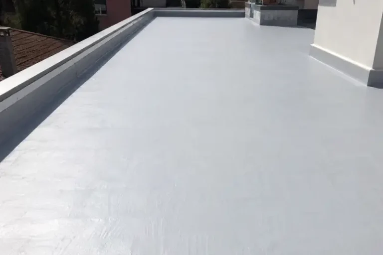 Intervento professionale di impermeabilizzazione terrazzo a Reggio Emilia con superficie trattata e protetta contro caldo estivo, infiltrazioni e dispersioni termiche. Lavorazione eseguita per migliorare il comfort abitativo e preparare l’abitazione alle alte temperature attraverso sistemi di isolamento termico e protezione delle superfici esterne.